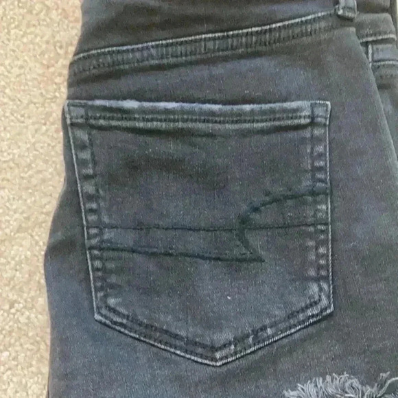 American eagle high rise shortie ripped black shorts in size 4 - Picture 4 of 6
